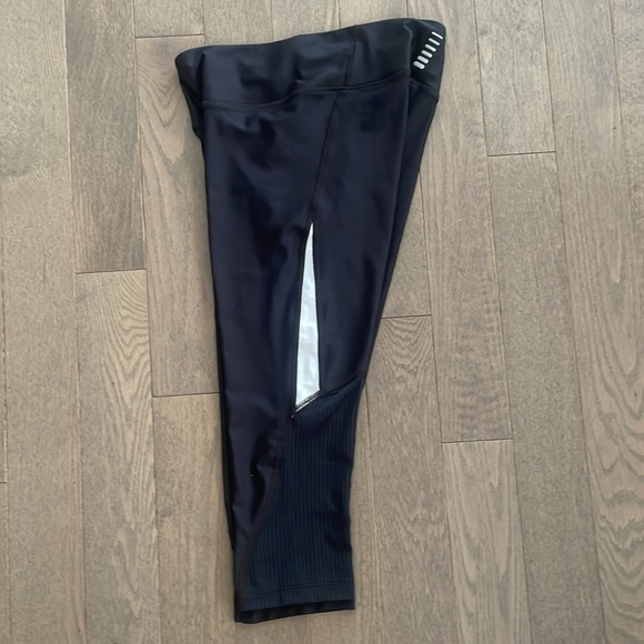 Under Armour Women's Compression HeatGear® No-Slip Waistband Capris - Picture 5 of 10